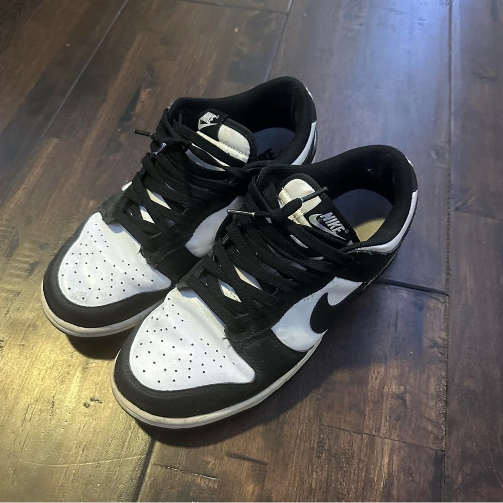 Nike Men's Black and White Low-Top Sneakers